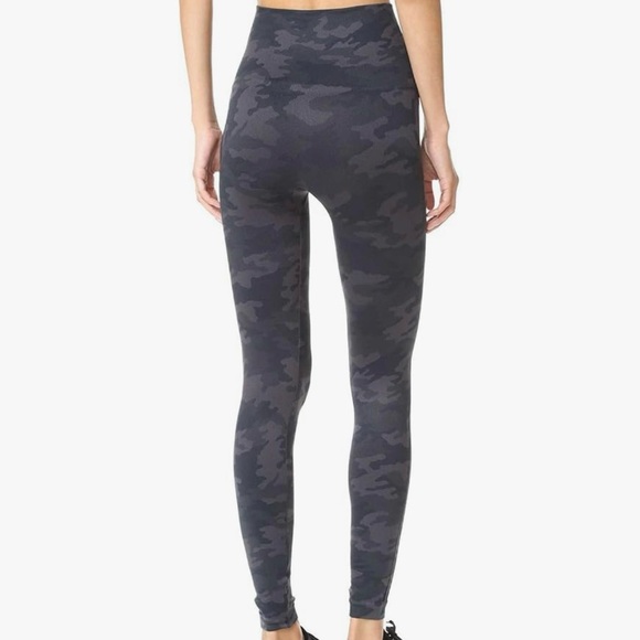 Spanx Green Camouflage Look at Me Now Seamless Leggings Women’s size Small - Picture 2 of 12